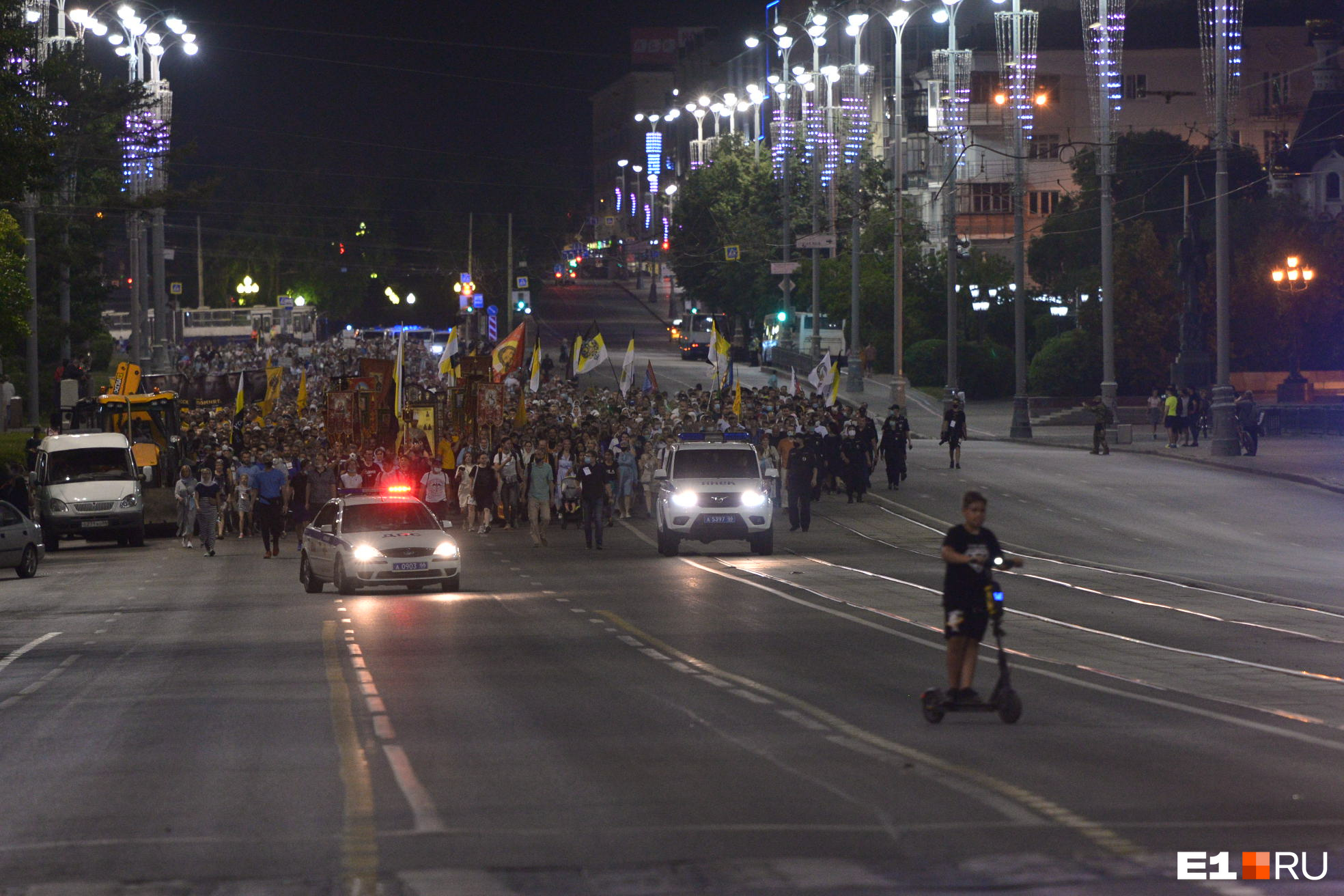 Перед колонной ехала полиция, а перед ней — парень на электросамокате