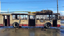 «Похоже, курили в кабине»: в Челябинске сгорел троллейбус