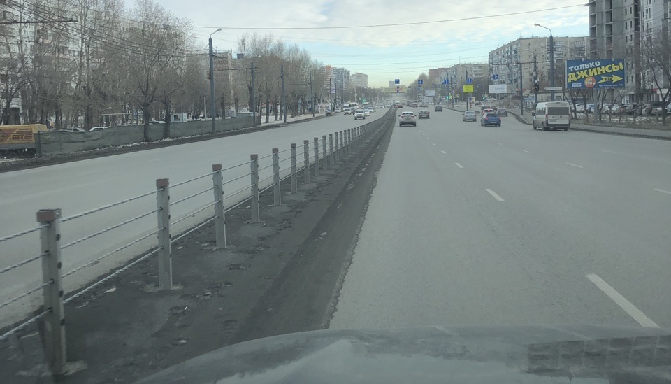 Снег, перемешанный с грязью, заметно сократил проезжую полосу Снег, перемешанный с грязью, заметно сократил проезжую полосу