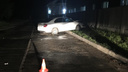 «Шкода» влетела в бетонный забор в Новосибирске: два человека в больнице, водитель сбежал с места ДТП