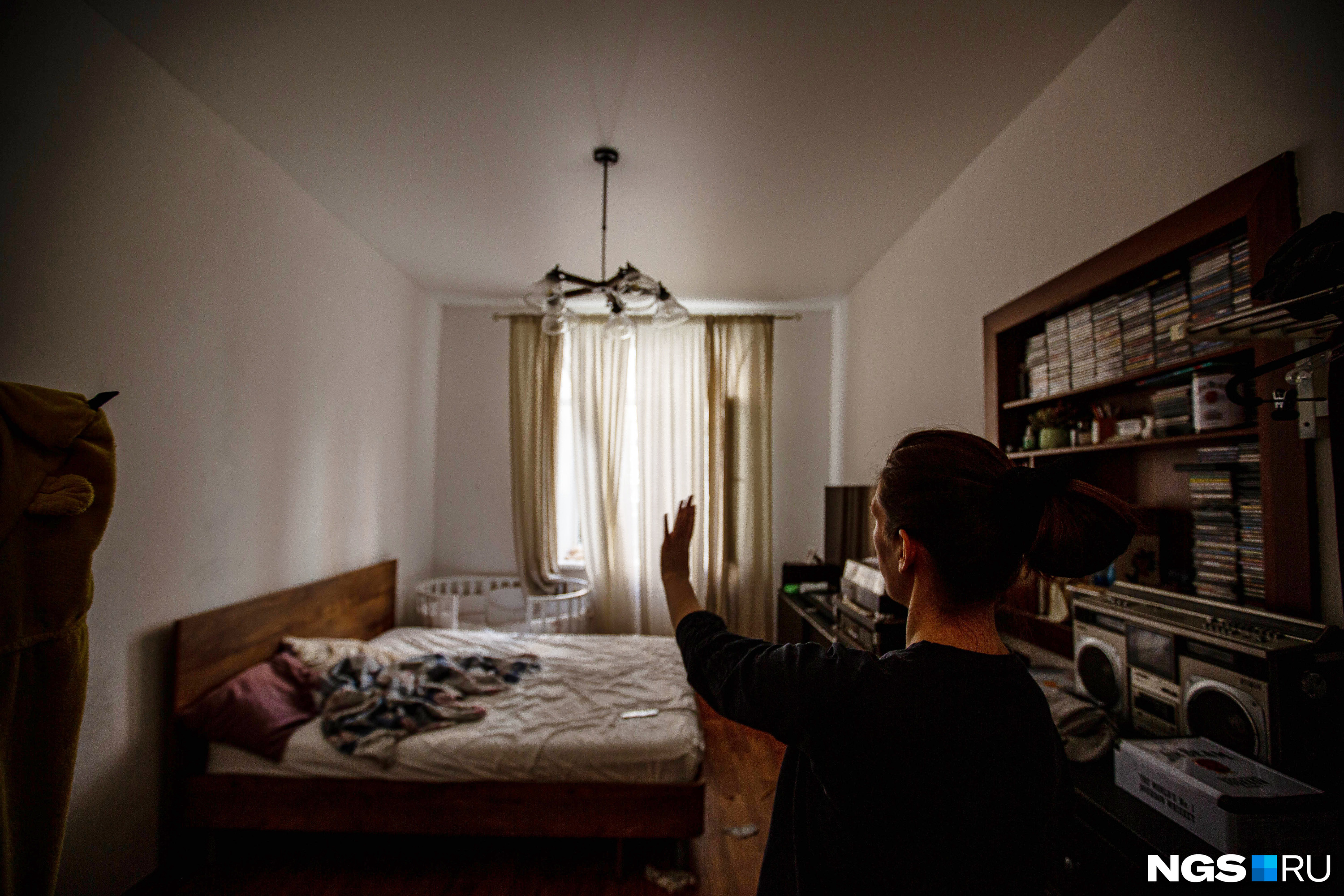 Юлия говорит, что во всей квартире они хотят сделать ремонт, как в спальне, и снять натяжные потолки