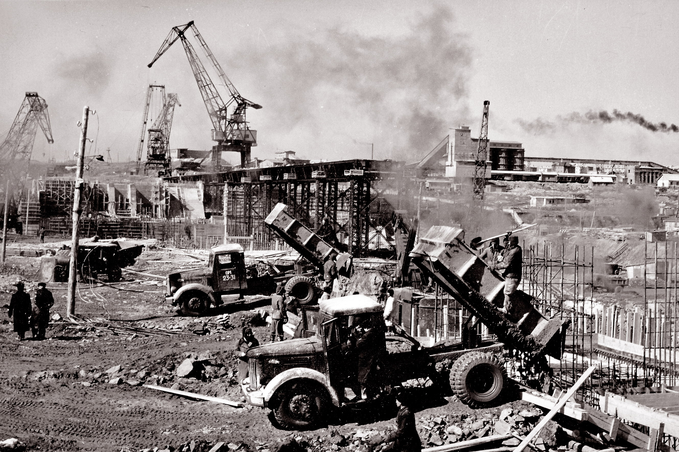 Самосвалы на строительстве ГЭС. 1950-е годы