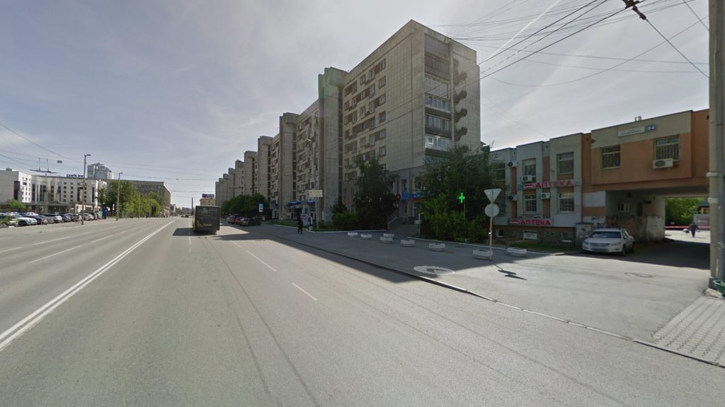 Арка в доме по-прежнему обеспечивает пешеходную связь улицы Красноармейской к северу и к югу от улицы Малышева