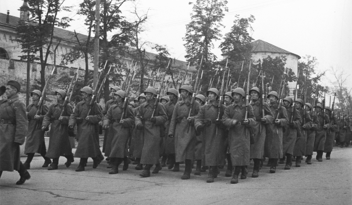 Прохождение бойцов 322-й стрелковой дивизии перед трибуной на пл. Советской в г. Горьком. Октябрь 1941 Прохождение бойцов 322-й стрелковой дивизии перед трибуной на пл. Советской в г. Горьком. Октябрь 1941