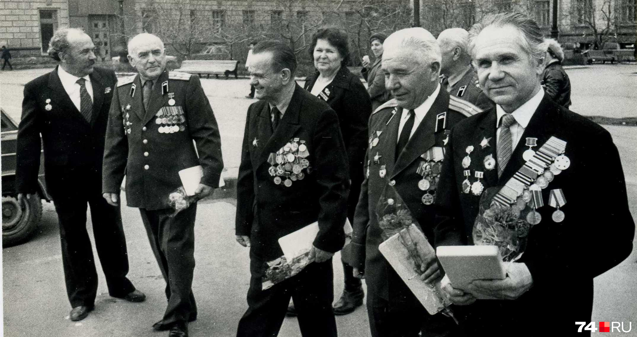 Он даже возглавлял какое-то время Совет ветеранов ЮУрГУ. На этом снимке Геннадий Комиссаров (крайний справа) вместе с другими фронтовиками вуза