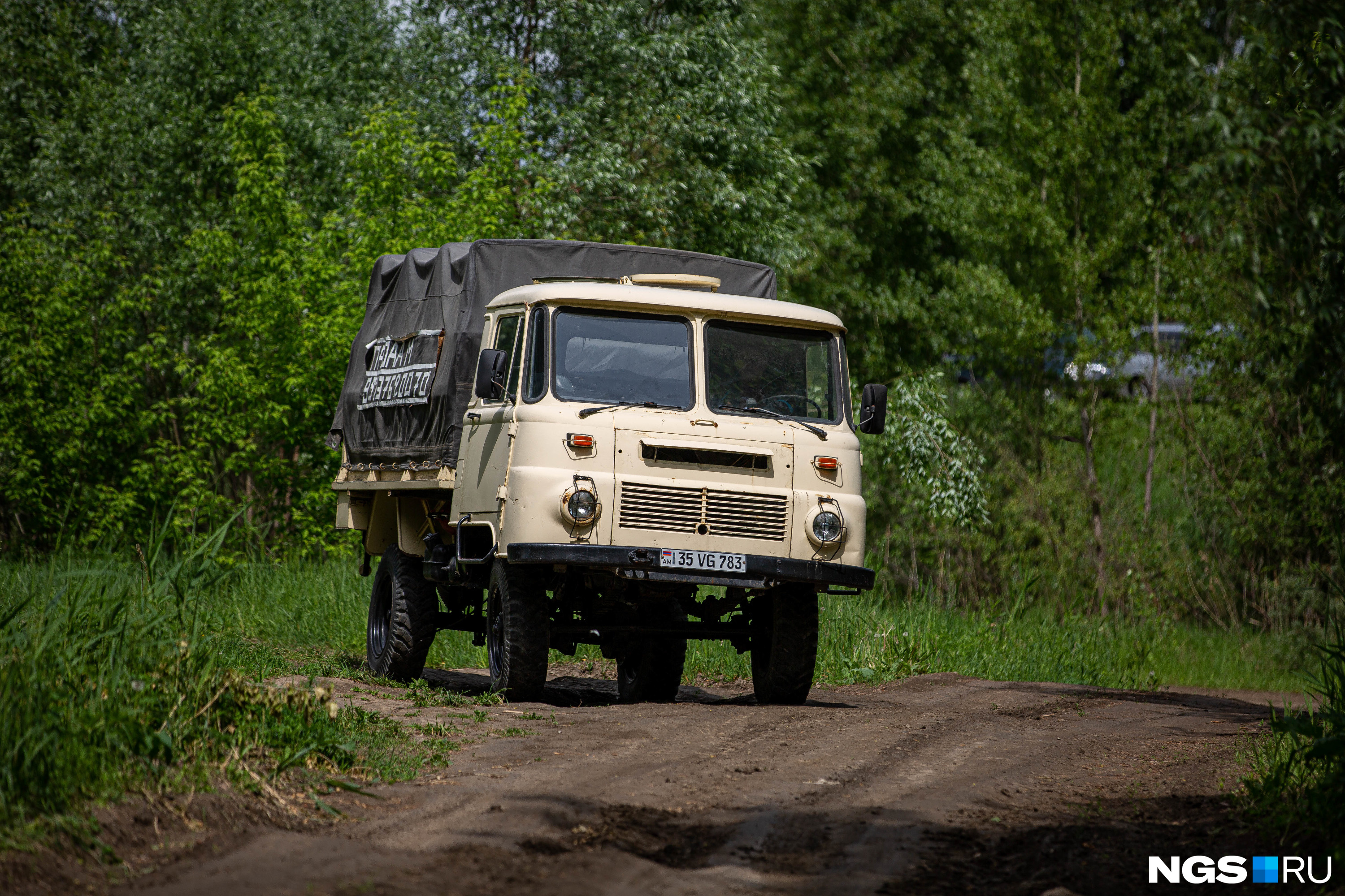 Тридцатилетний грузовик органично смотрится на ухабистых новосибирских дорогах: как будто создан специально для них