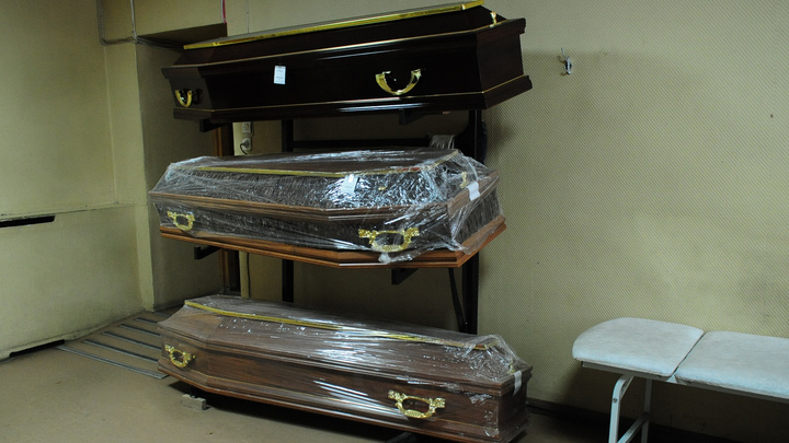 «Пользуются паникой вокруг COVID-19»: как уральские похоронщики наживаются на родственниках умерших