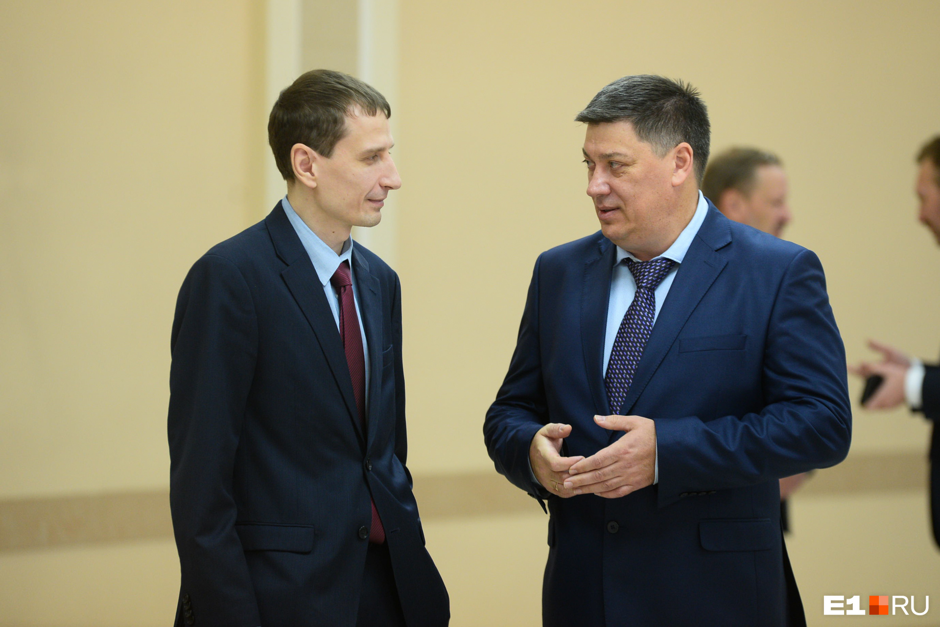 Глава горизбиркома Вадим Антошин (слева) не видит ничего странного в рекордной явке на досрочном голосовании