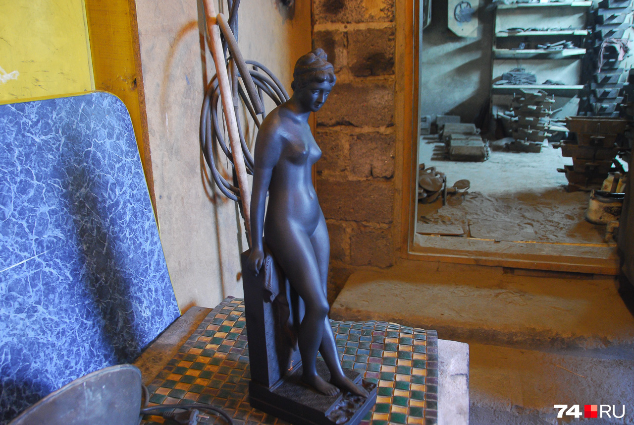 Купальщица. Оригинальная статуэтка сделана каслинскими мастерами ещё при Николае II