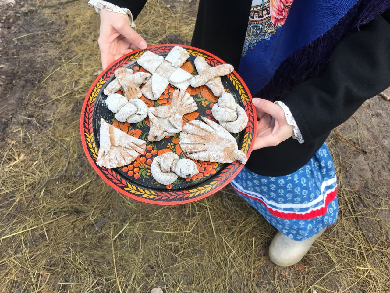 Важнейшей частью средокрестных обрядов было особое печенье — крестики. Печенья-крестики воспринимались как спутники весны — жаворонки Важнейшей частью средокрестных обрядов было особое печенье — крестики. Печенья-крестики воспринимались как спутники весны — жаворонки