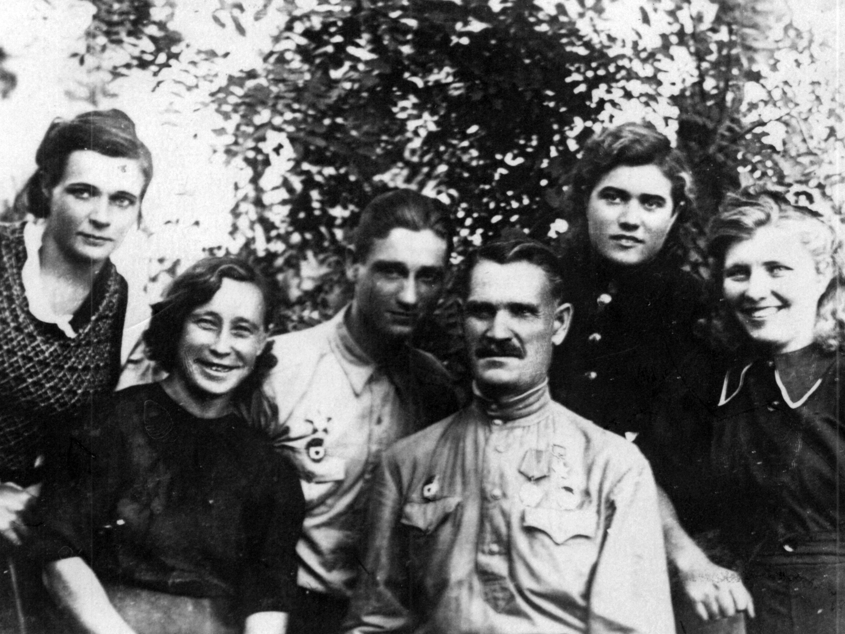 Констанин Недорубов (в центре) с сыном и жителями родной станицы