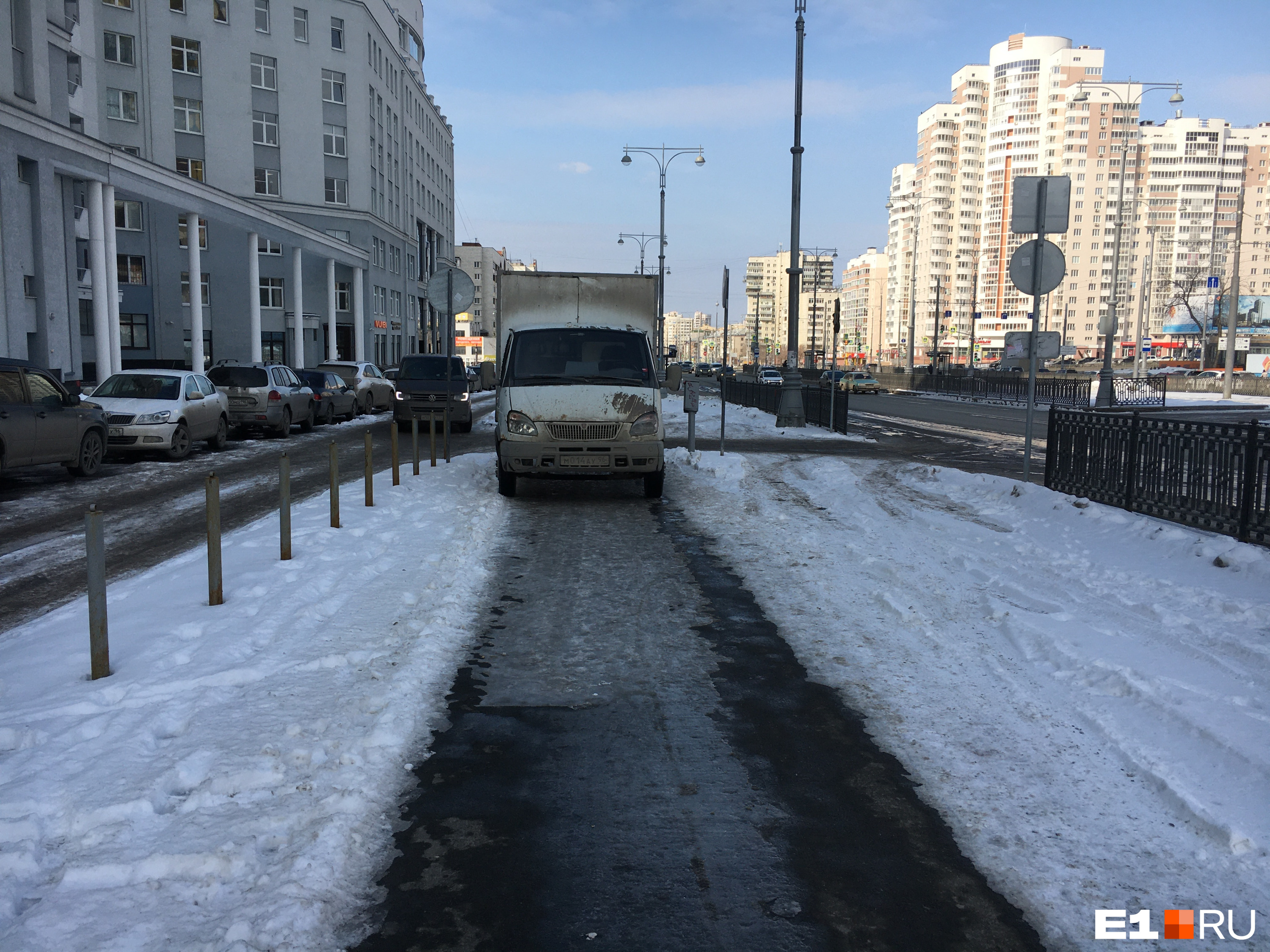 Выгрузка на тротуаре. Разгружается на тротуаре.