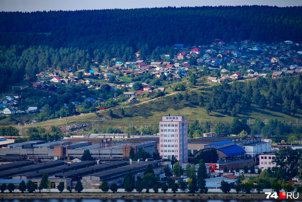 Здание заводоуправления и конструкторского бюро, а за ним — жилой сектор Усть-Катава