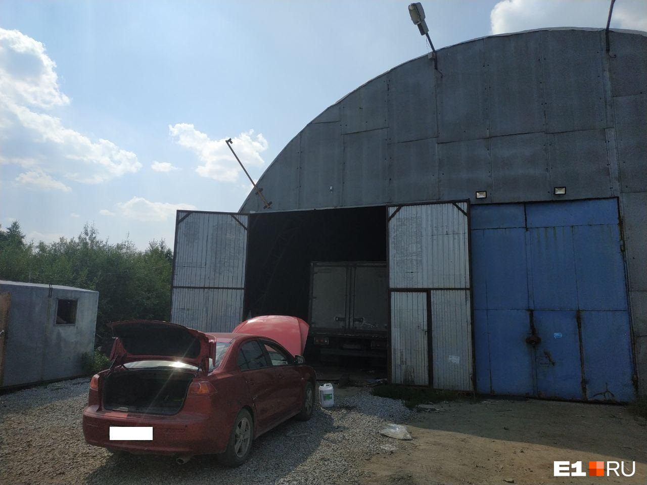 Владельцы ангара о предстоящем изъятии участка узнали от корреспондента E1.RU Владельцы ангара о предстоящем изъятии участка узнали от корреспондента E1.RU