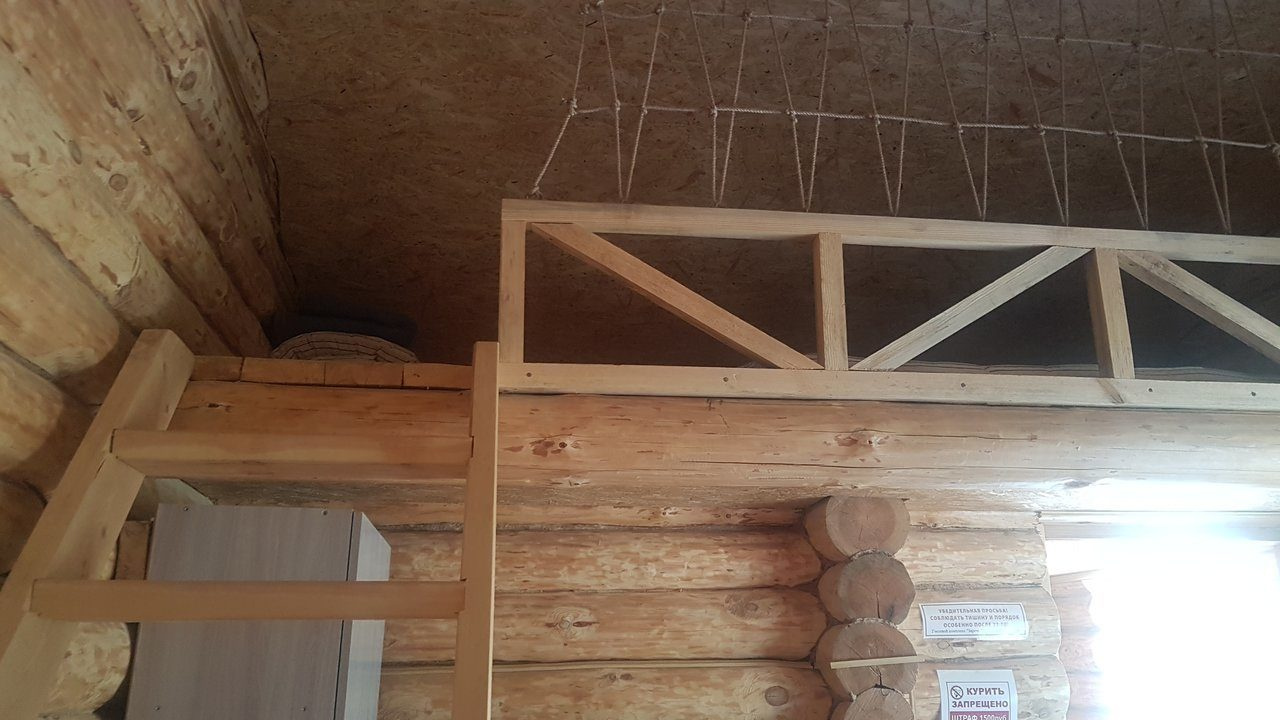 В домике «Эконом» два спальных места расположены на первом этаже и два спальных места — на втором
