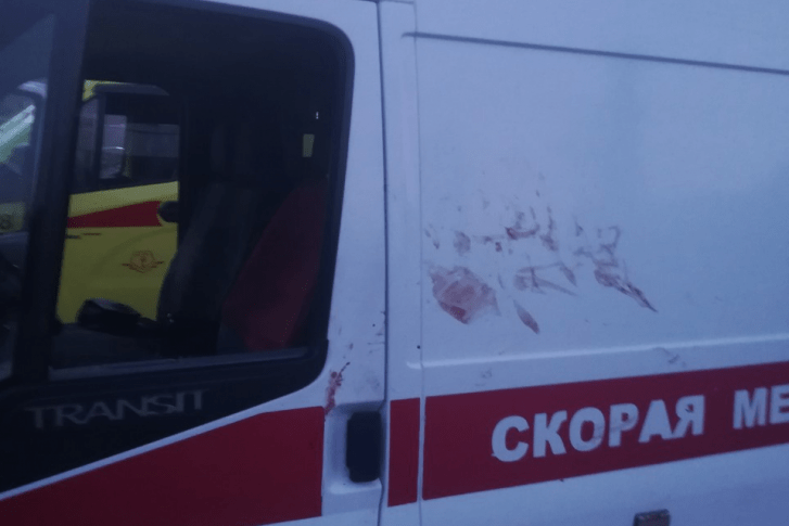 Бригада медиков укрывалась от дебошира в служебной машине, пока на место не приехала полиция