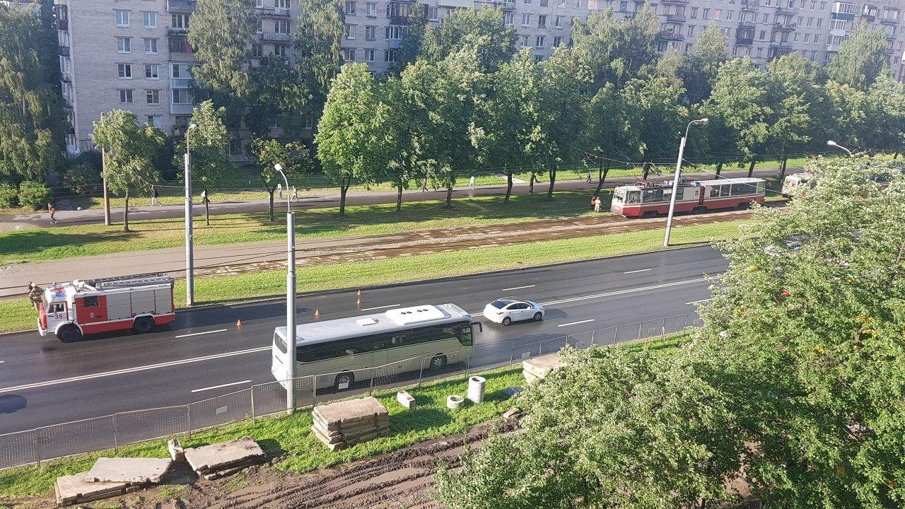 Проспект ветеранов москва. Трамвай проспект ветеранов. Демонтаж трамвайных путей на Ленинградском проспекте. Трамвай на проспекте Просвещения. Трамвай ручьи.