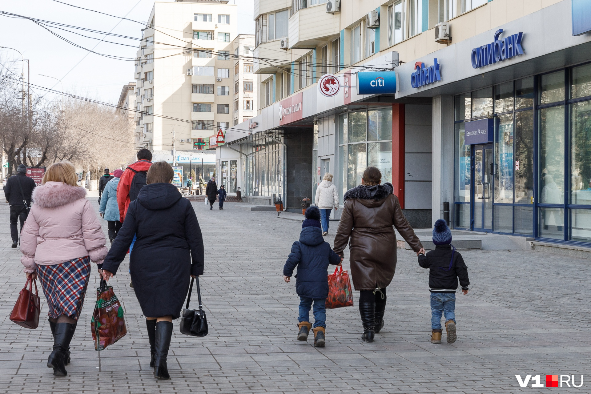 Втб тверь. Мимо банк. Кредитный отдел сбербанка. Люди идут мимо здания. Ребрендинг сбербанка.