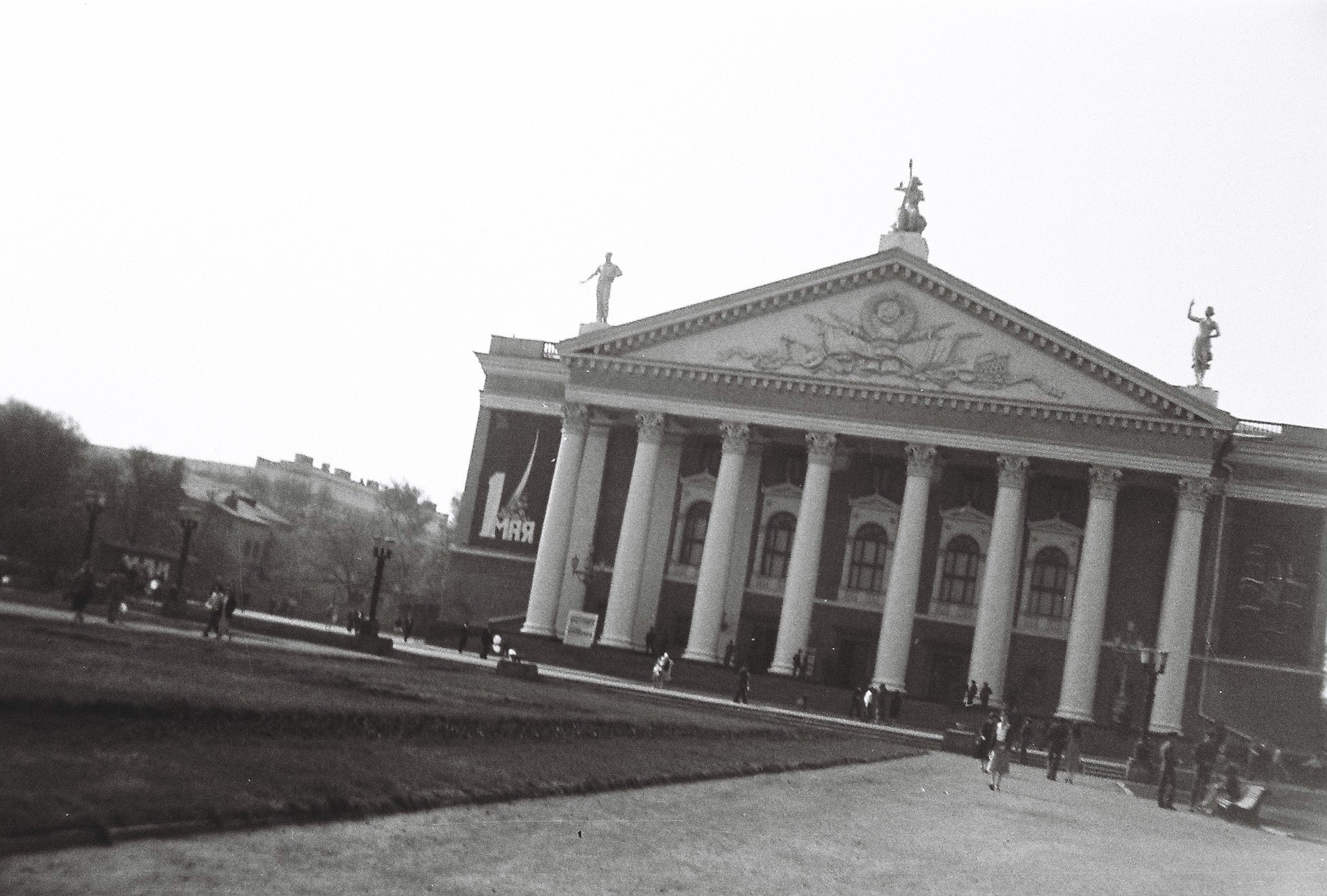 Вот весенняя площадь Ярославского перед оперным театром