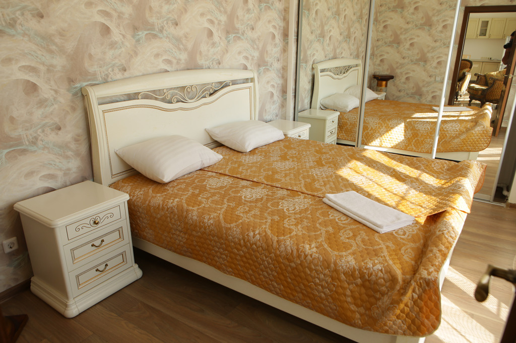 Спальни и остальное убранство — в классическом стиле, как любит руководитель и предприниматель Алексей Подсохин 
