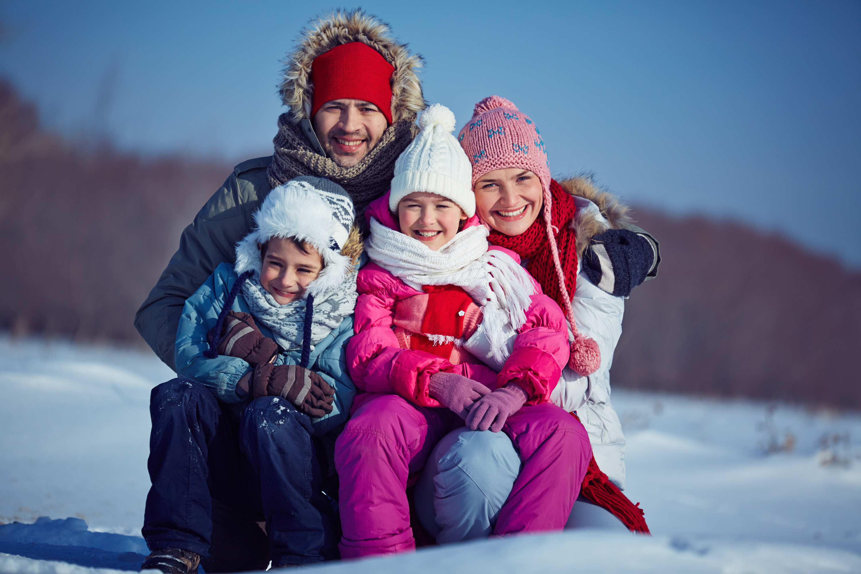 Детям нравится проводить зимние каникулы за городом. Бездымное топливо избавляет от лишних хлопот и рутины в праздники