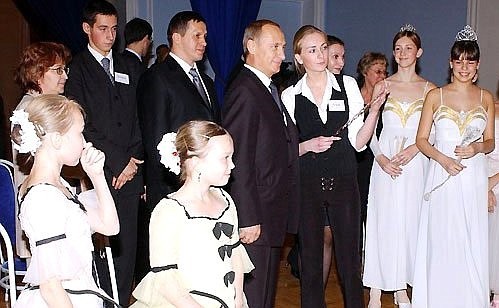 Семнадцать лет назад Владимир Путин побывал в гостях у гимназии имени Дягилева
