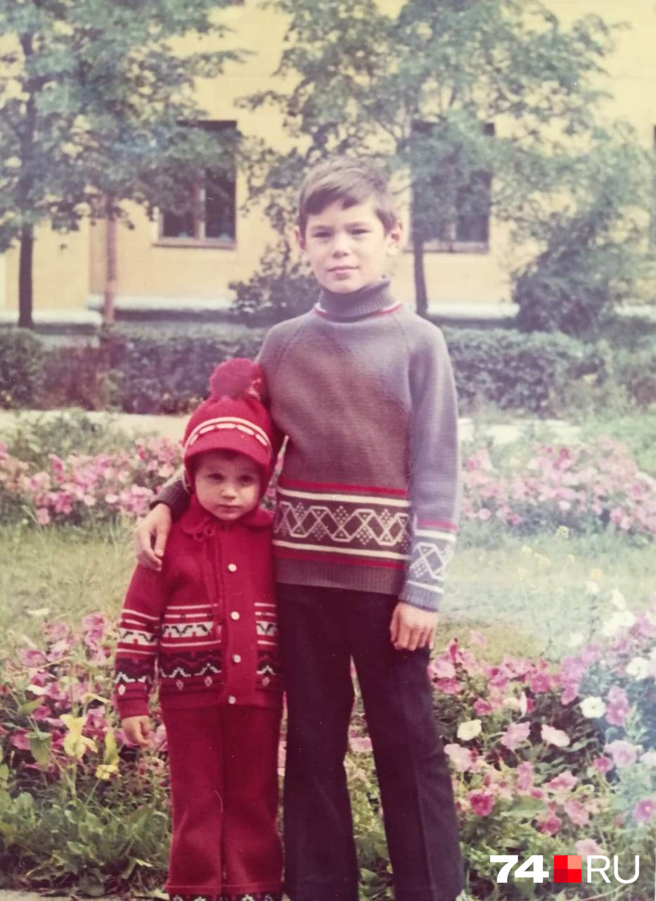 А на этом фото Андрей Барышев с младшим братом