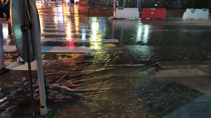 Мокрый апокалипсис: в Екатеринбург пришел ливень и все дороги затопило