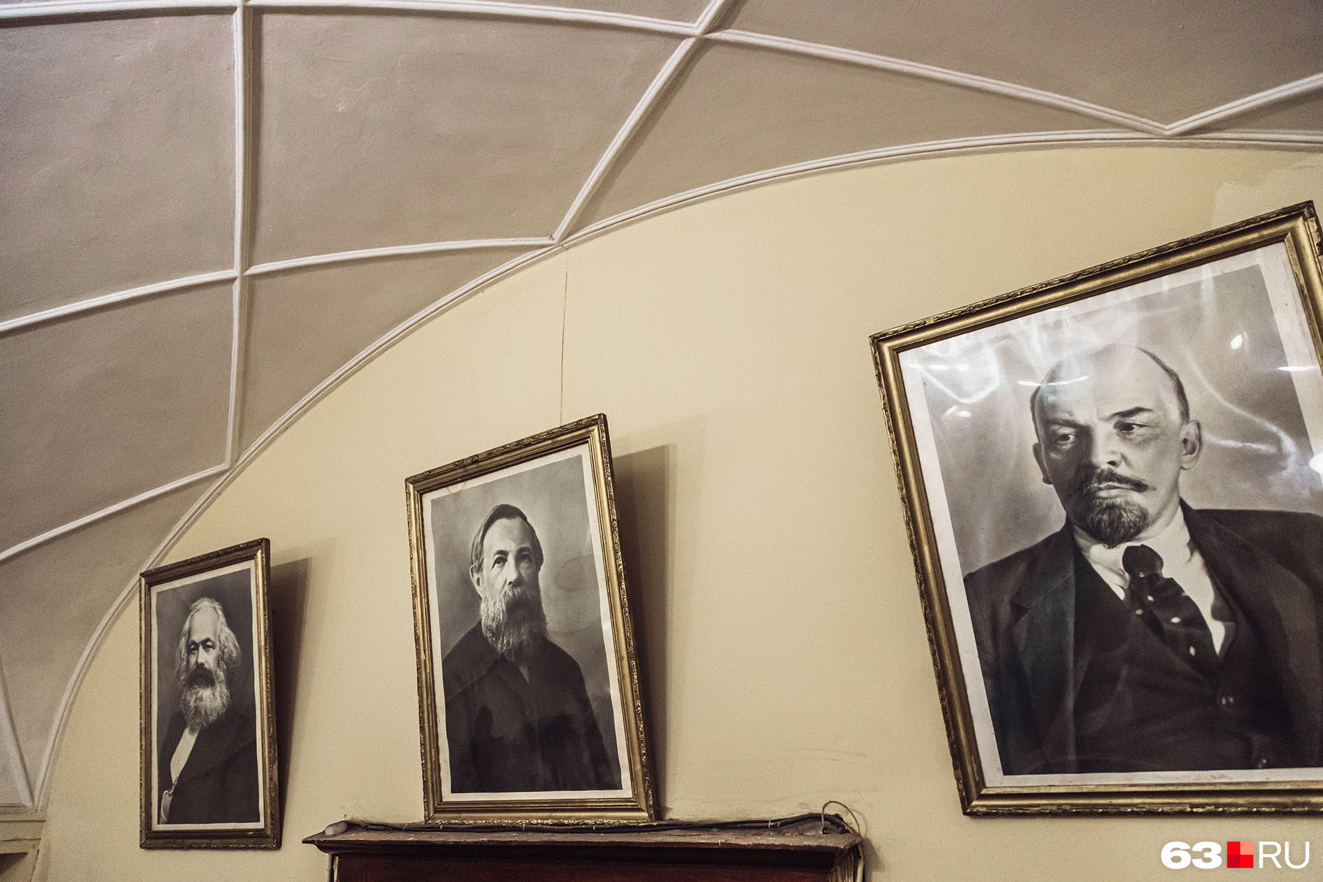 Над входом в зал — портреты Маркса, Энгельса и Ленина