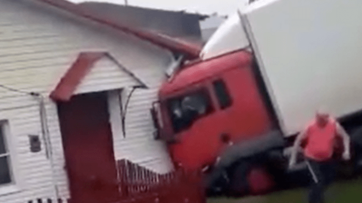 В Кузбассе грузовик после ДТП врезался в жилой дом