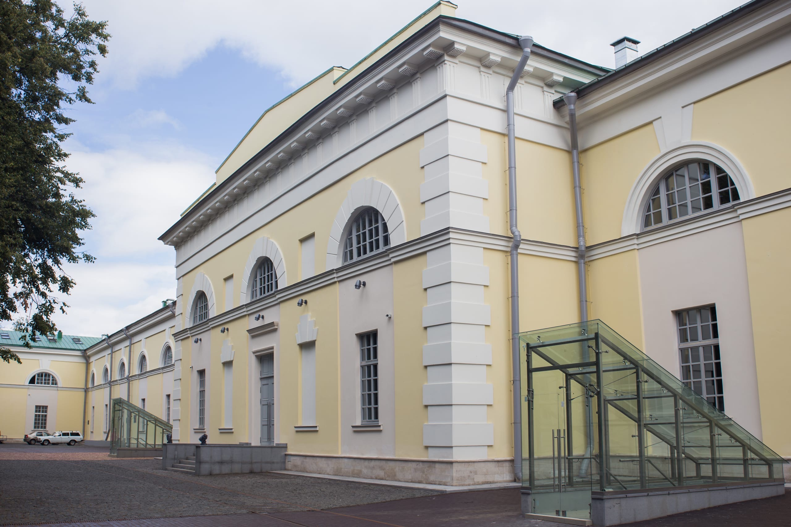 Вход сейчас осуществляется через правое крыло, а выход — через центральный ризалит.<br>Пожалуйста, надевайте защитные маски и соблюдайте дистанцию Вход сейчас осуществляется через правое крыло, а выход — через центральный ризалит.<br>Пожалуйста, надевайте защитные маски и соблюдайте дистанцию
