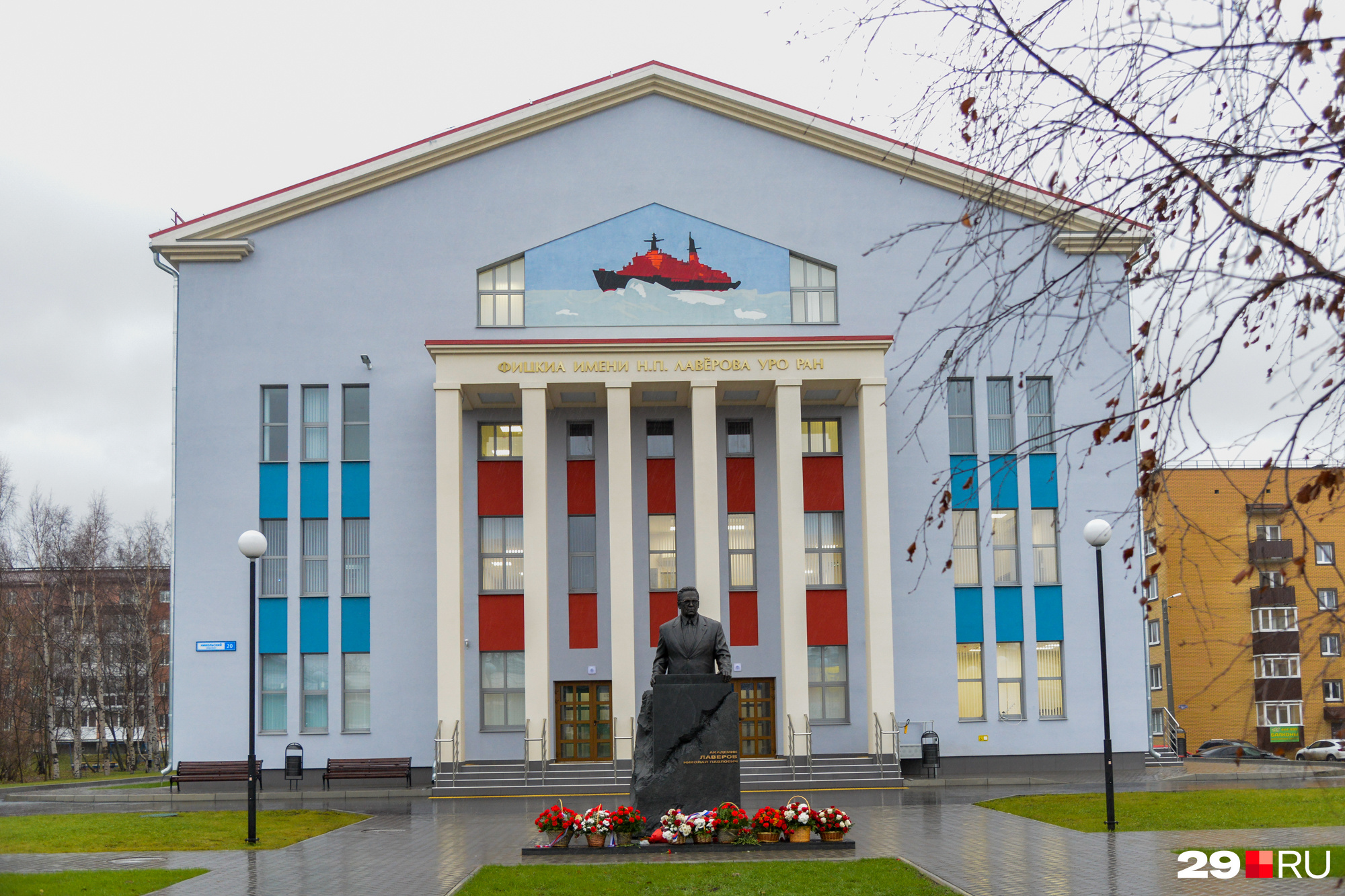 Авторы здания и сквера перед ним надеются, что это место станет украшением Архангельска  