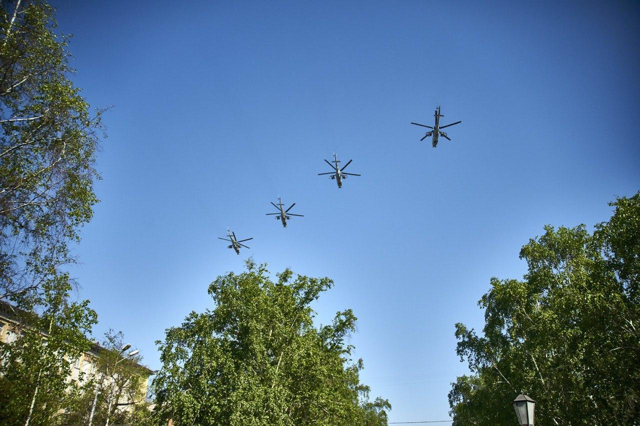 Над городом пролетели 8 вертолётов Над городом пролетели 8 вертолётов