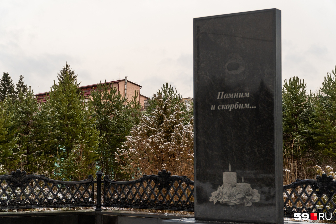 На месте трагедии установлена черная памятная стела На месте трагедии установлена черная памятная стела