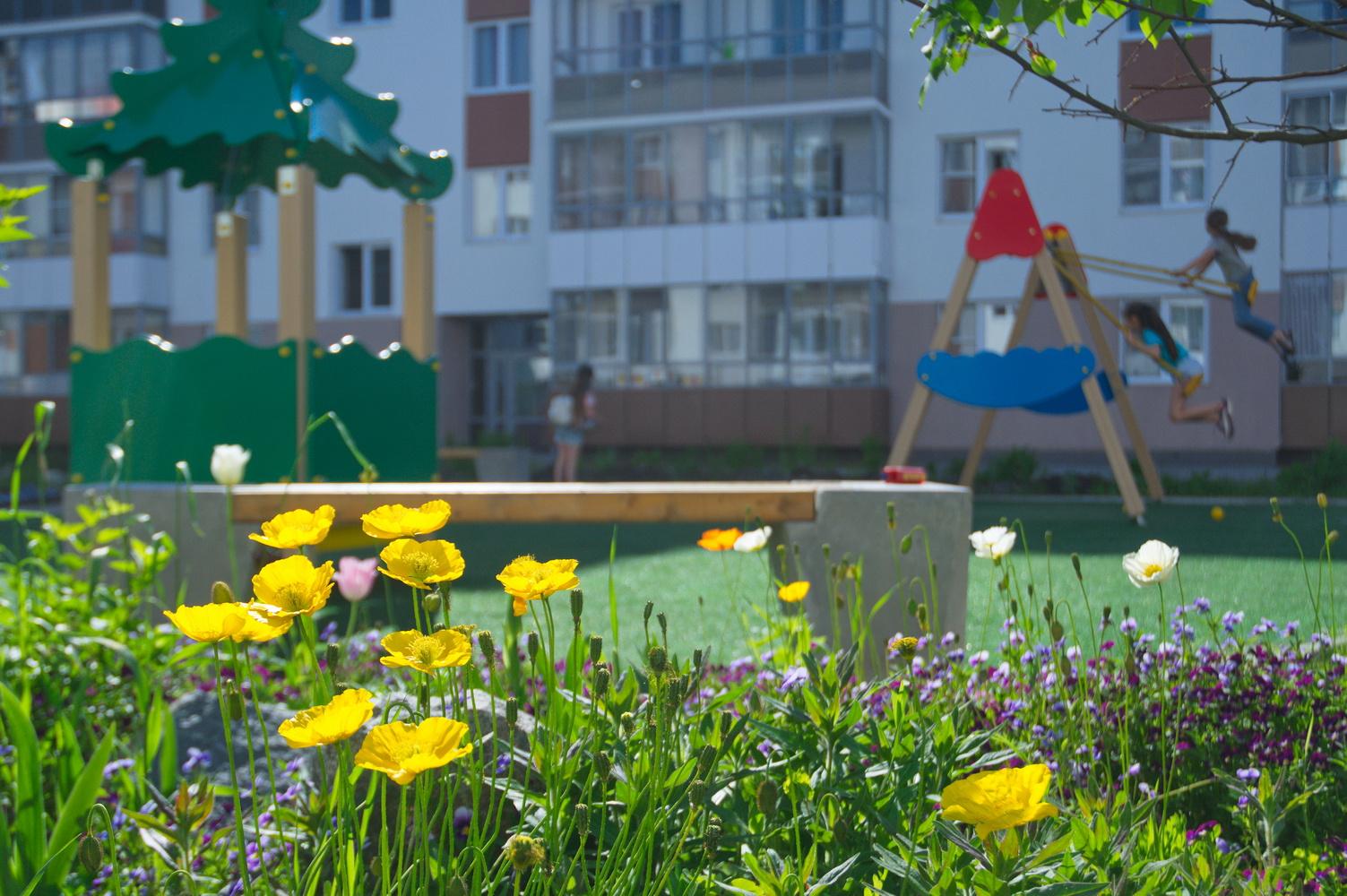 Идеальный газон и цветущие клумбы — типичный двор для «Мичуринского» 
