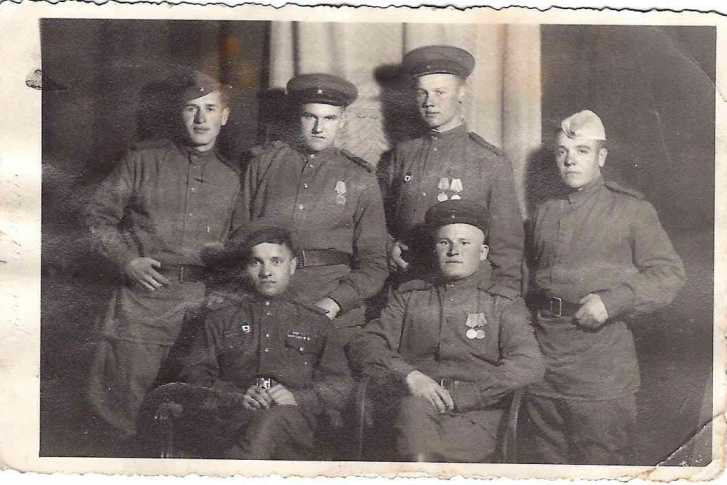 Михаил Романов — в первом ряду справа с товарищами в Австрии