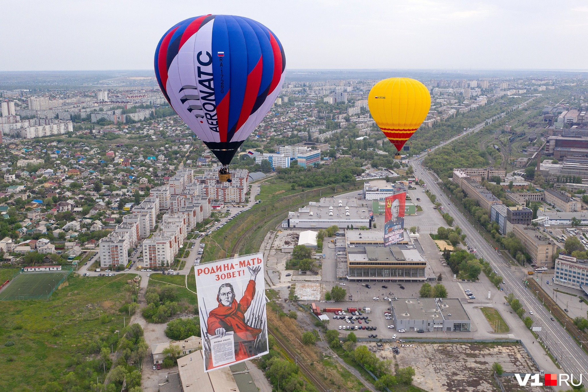 В городе-герое Волгограде в честь Дня Победы в небо взмыли воздушные шары с военными плакатами