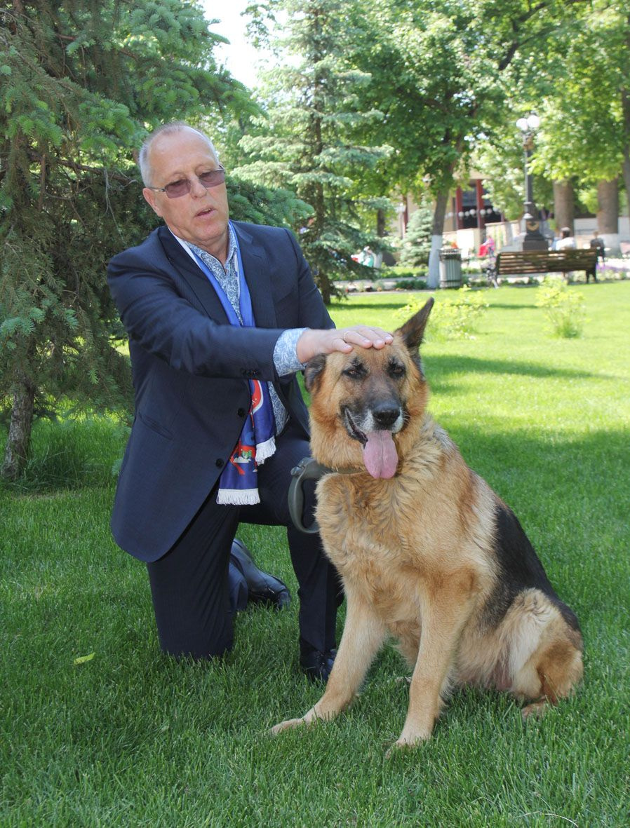 — Собак надо любить и понимать, что за питомца нужно нести ответственность, — уверен Владимир Василенко (на фото со своей собакой)