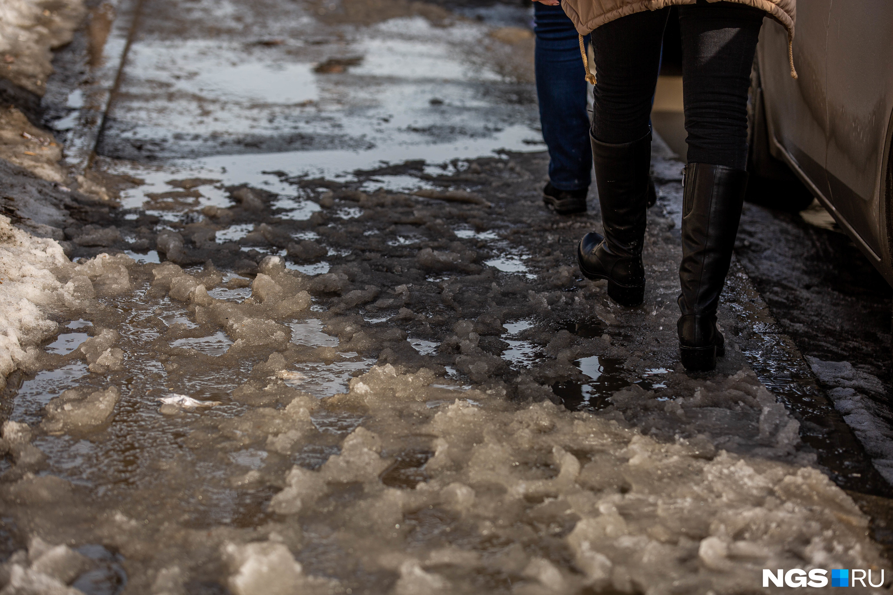 Лёд растаял — на дороге грязная кашица
