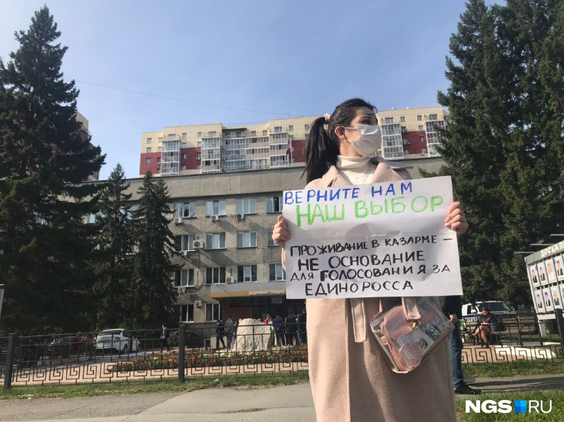 Возле администрации начались одиночные пикеты Возле администрации начались одиночные пикеты