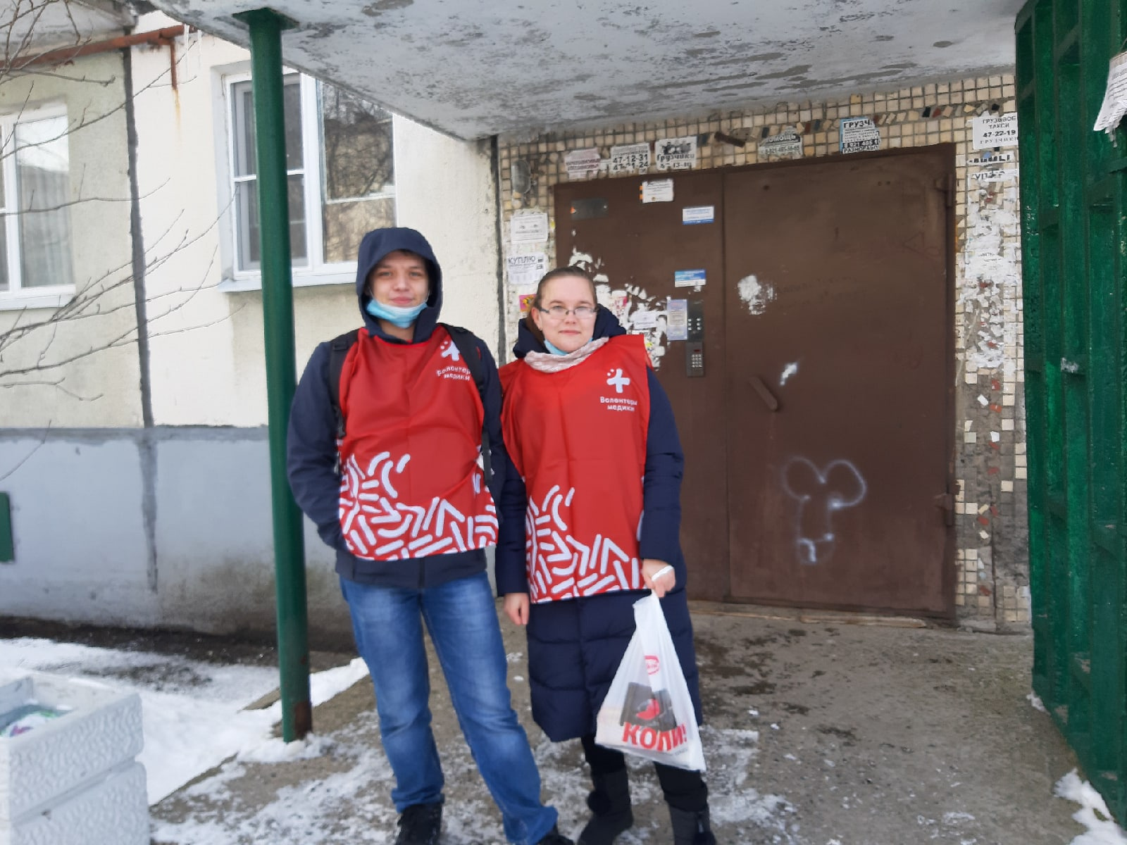 Волонтеры работают в масках и используют санитайзеры, чтобы максимально обезопасить себя и окружающих Волонтеры работают в масках и используют санитайзеры, чтобы максимально обезопасить себя и окружающих