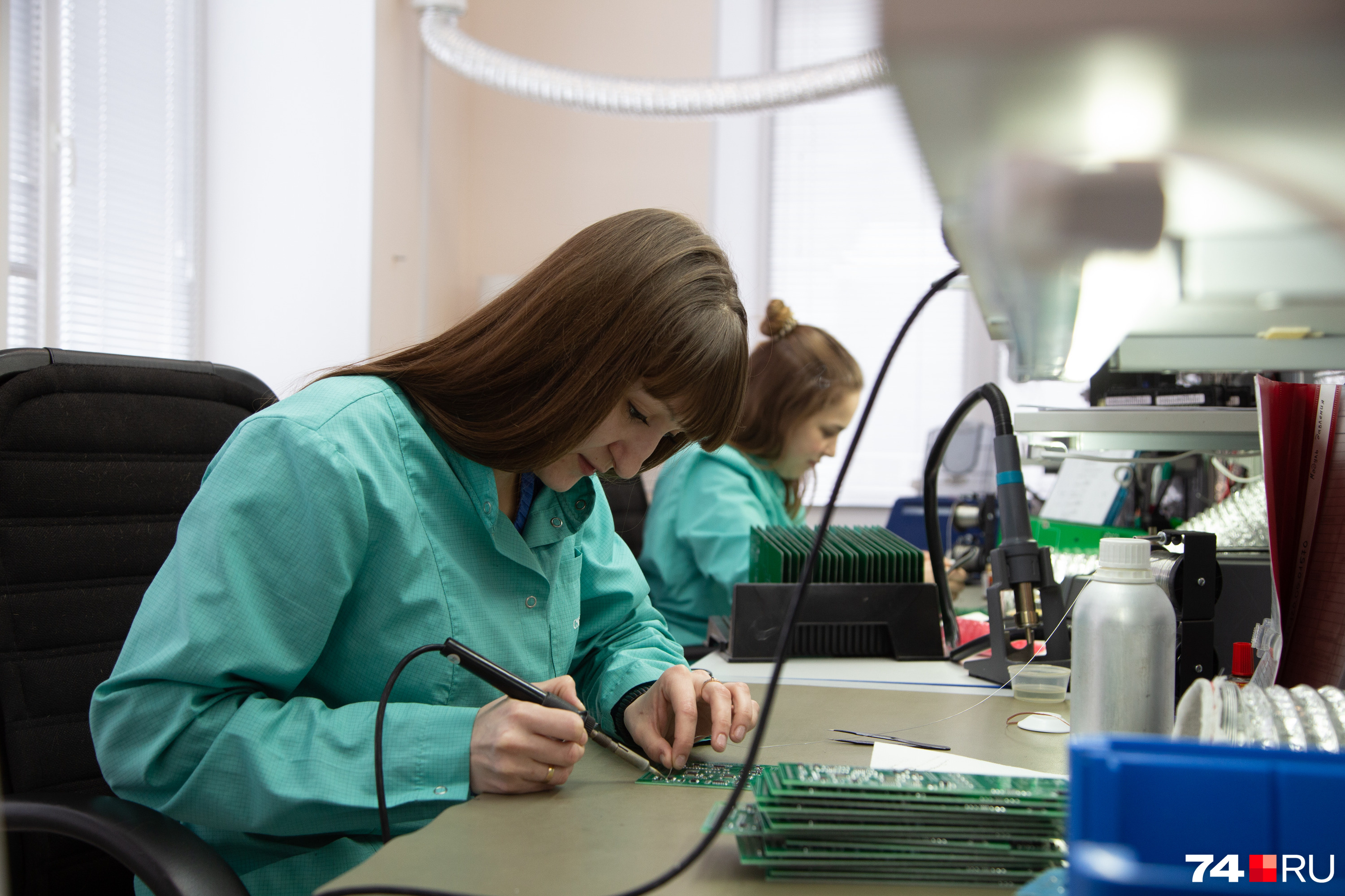 За месяц здесь собирают по несколько сотен плат За месяц здесь собирают по несколько сотен плат