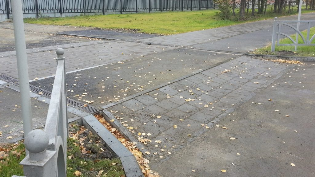 Приподнятый переход на улице Амундсена в Екатеринбурге. Отвод воды решается при помощи лотков Приподнятый переход на улице Амундсена в Екатеринбурге. Отвод воды решается при помощи лотков