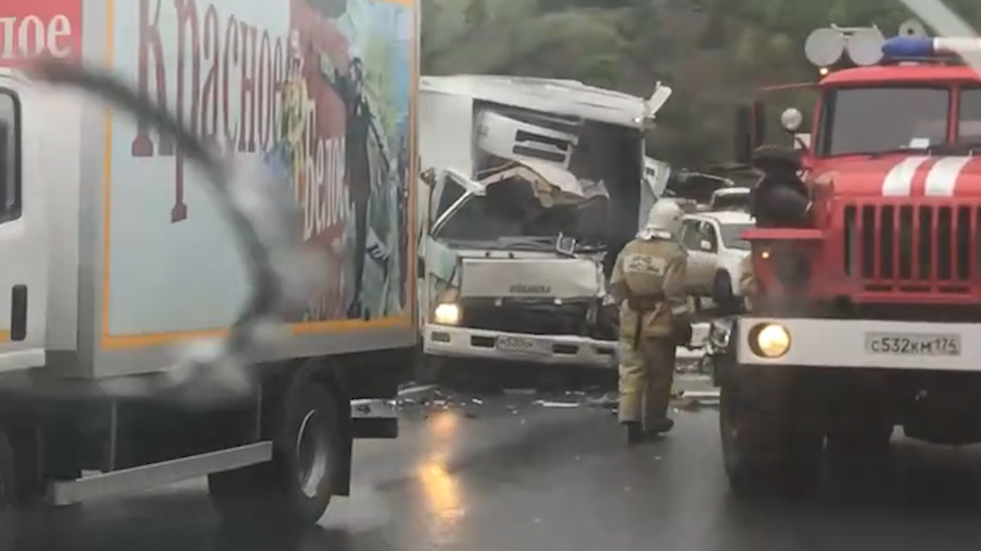 В аварии с участием четырёх машин на М-5 погиб водитель большегруза. Последствия попали на видео