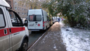 В Новосибирске возле больницы для ковидных пациентов выстроилась очередь из скорых