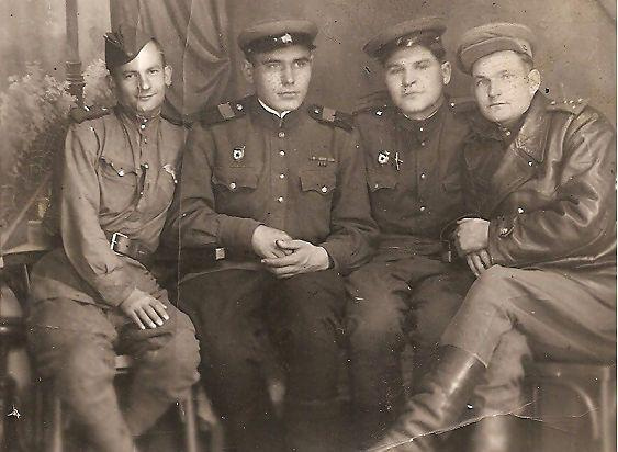 По центру слева направо: Петр и Павел Щедрухины в день встречи. 1945 г.