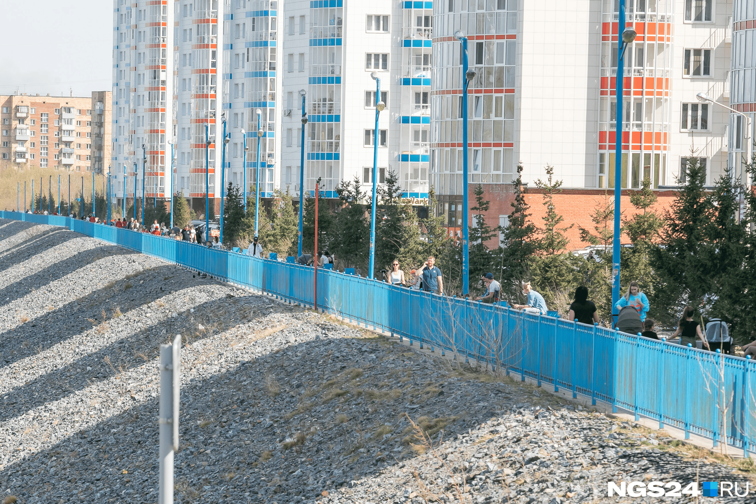 Многолюдная набережная в Белых росах Многолюдная набережная в Белых росах