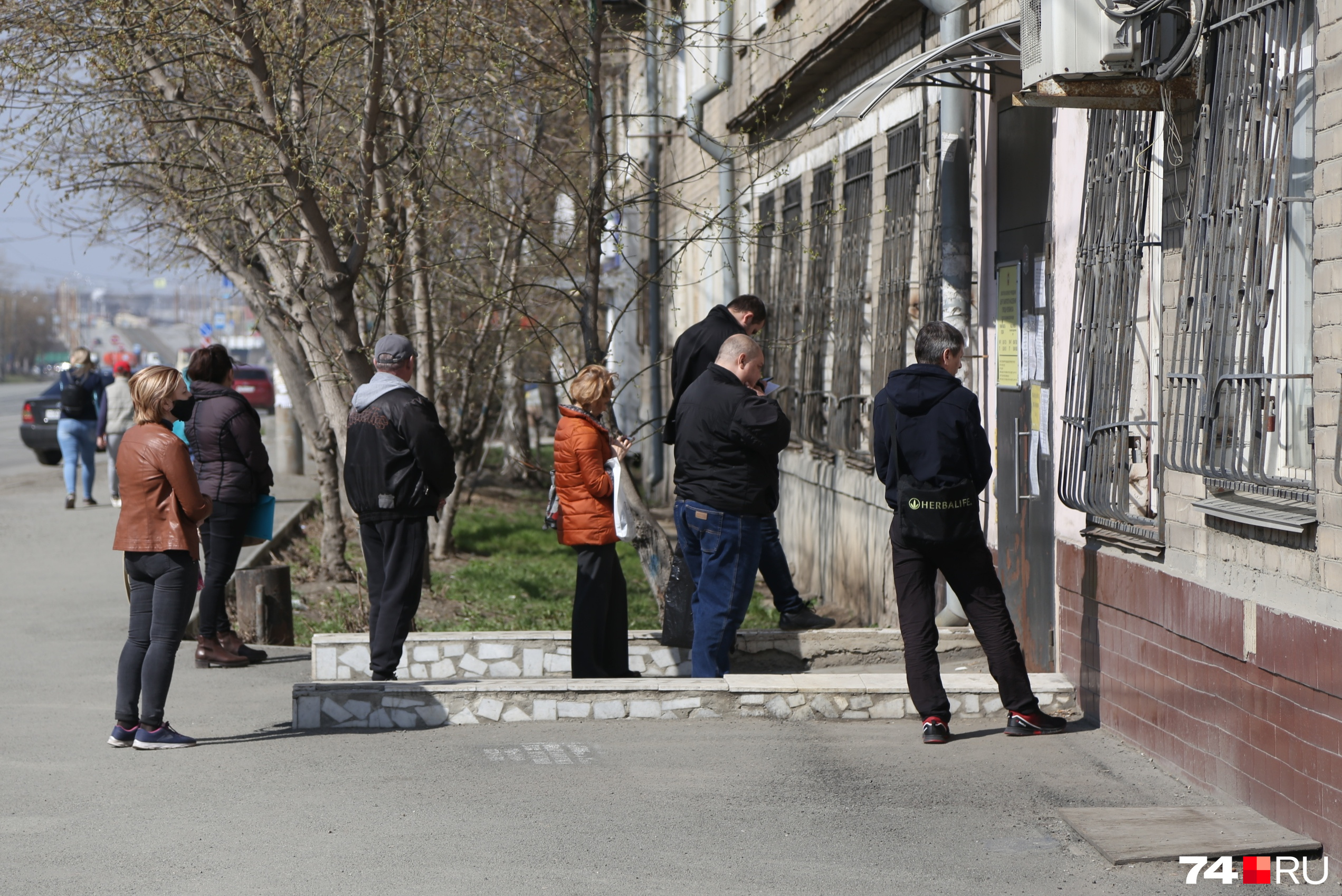 Просто так прийти в центр занятости теперь нельзя — нужна предварительная запись. Но даже при такой схеме работы очередей избежать не удаётся Просто так прийти в центр занятости теперь нельзя — нужна предварительная запись. Но даже при такой схеме работы очередей избежать не удаётся