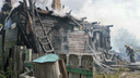 «Очень помог ветер»: частный дом и хозпостройки сгорели на Бревеннике