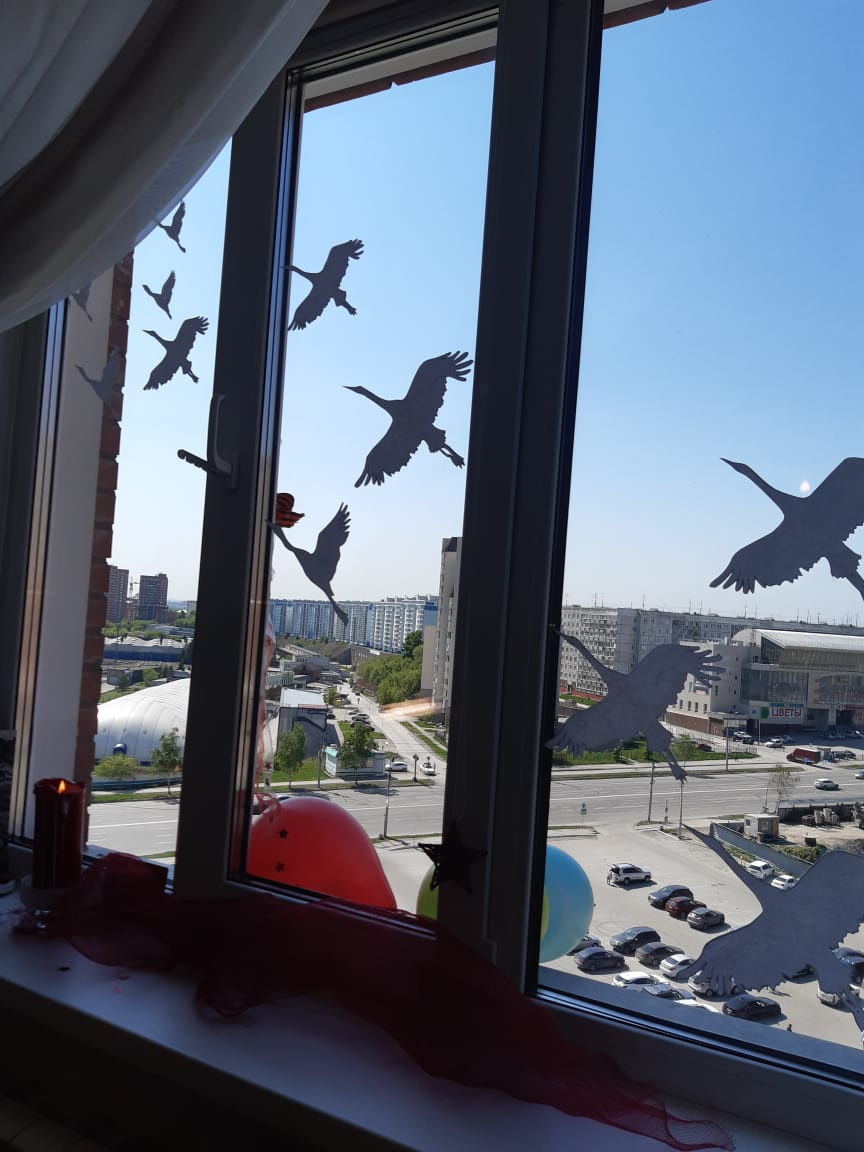 Не только в Краснообске, но и в Новосибирске люди украшают свои балконы изображениями птиц